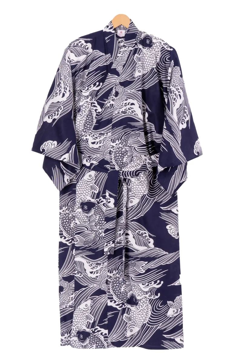 Vue de face du peignoir yukata kimono pour hommes en carpe marine