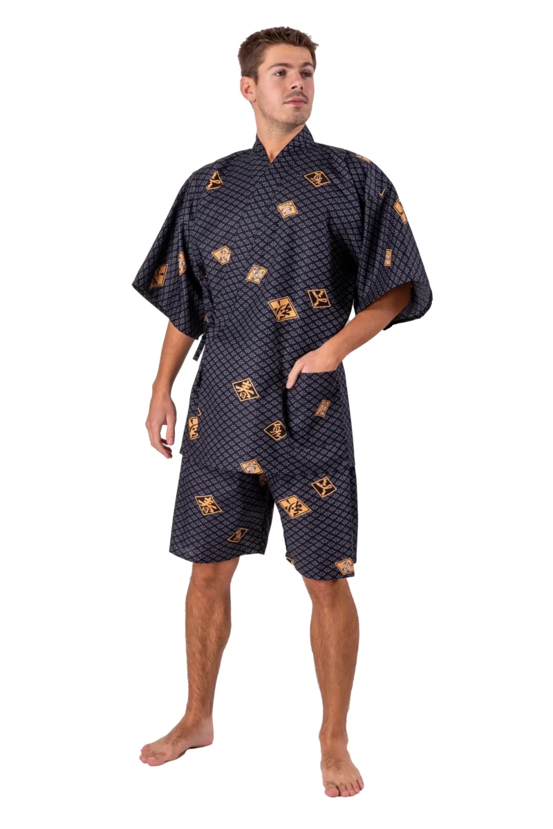 Vorderansicht eines Models, das einen japanischen Jinbei-Pyjama mit schwarzen Diamanten trägt