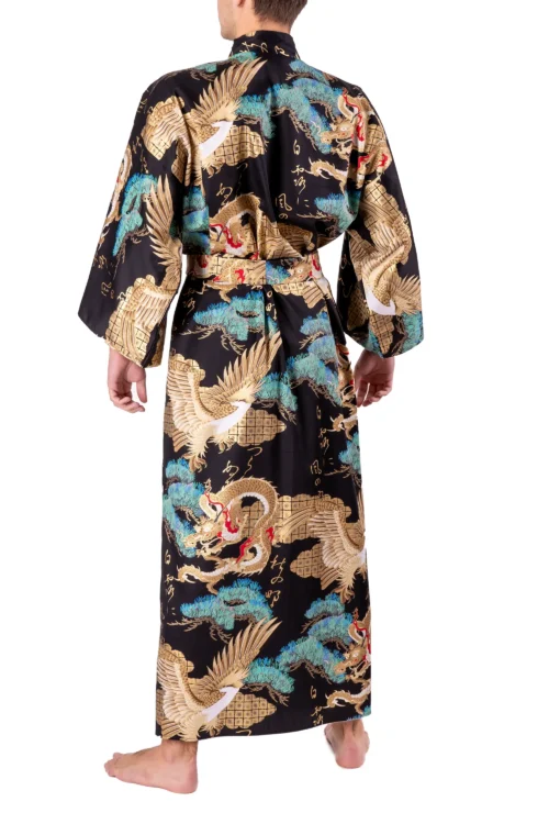 Vue de dos d'un mannequin portant un kimono yukata noir pour homme avec dragon et aigle