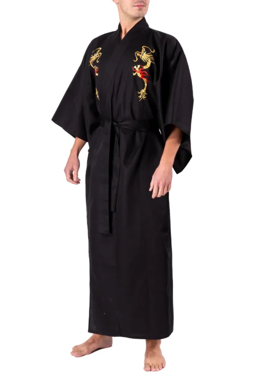 Vorderansicht des Models, das ein schwarzes Yukata-Kimono-Gewand mit Fackel-Drachen trägt