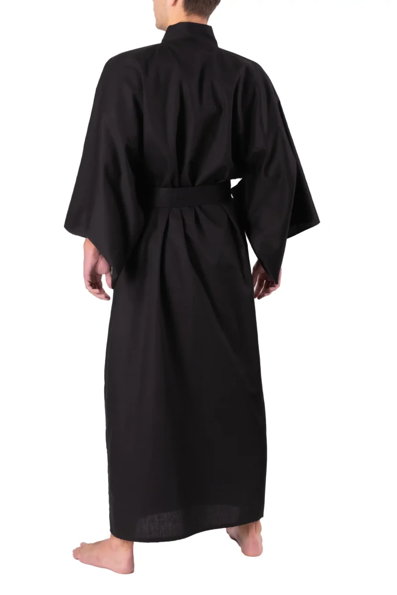 Rückenansicht des Models, das ein schwarzes Yukata-Kimono-Gewand aus Shantung-Baumwolle für Männer trägt