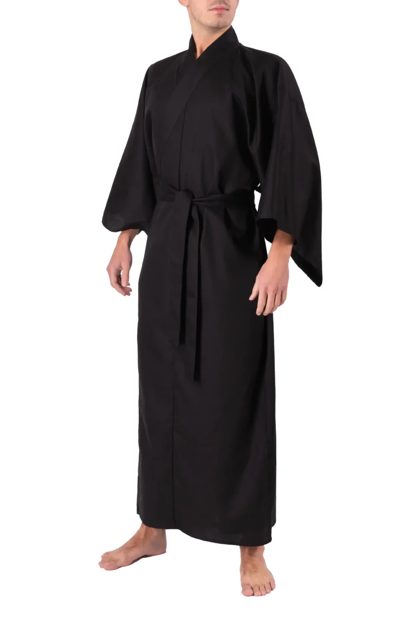 Vorderansicht eines Mannes, der ein schwarzes Yukata-Kimono-Gewand aus Shantung-Baumwolle trägt