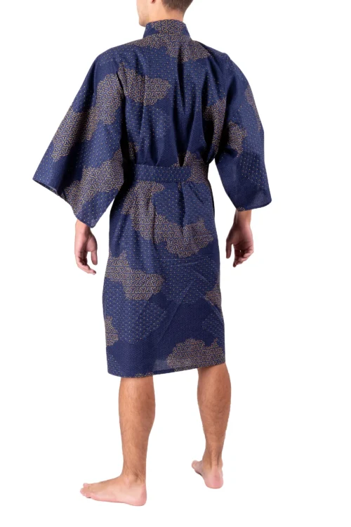 Rückenansicht des Models, das einen marineblauen Wolkenkimono trägt