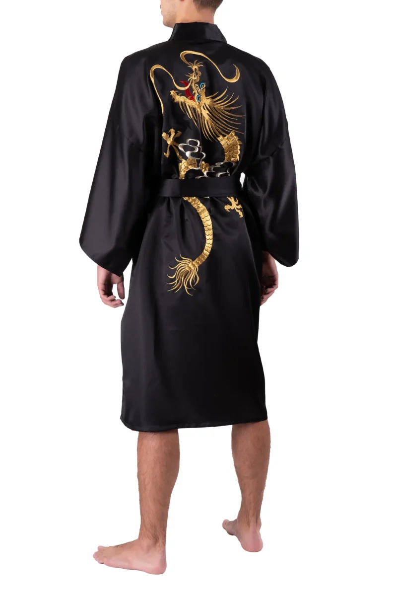 Vue de dos du modèle portant un kimono noir à dragon ascendant