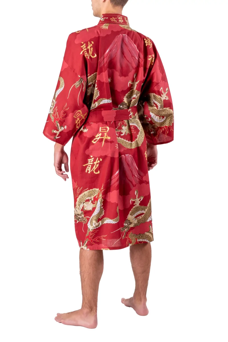 Rückenansicht des Models, das einen roten Drachen und einen Fuji Kimono trägt