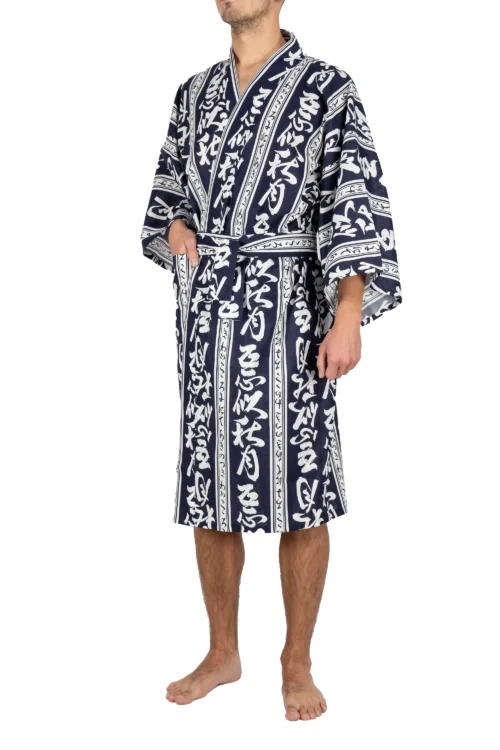 Vorderansicht des Modells, das einen marineblauen Herbstmond-Happy-Kimono trägt