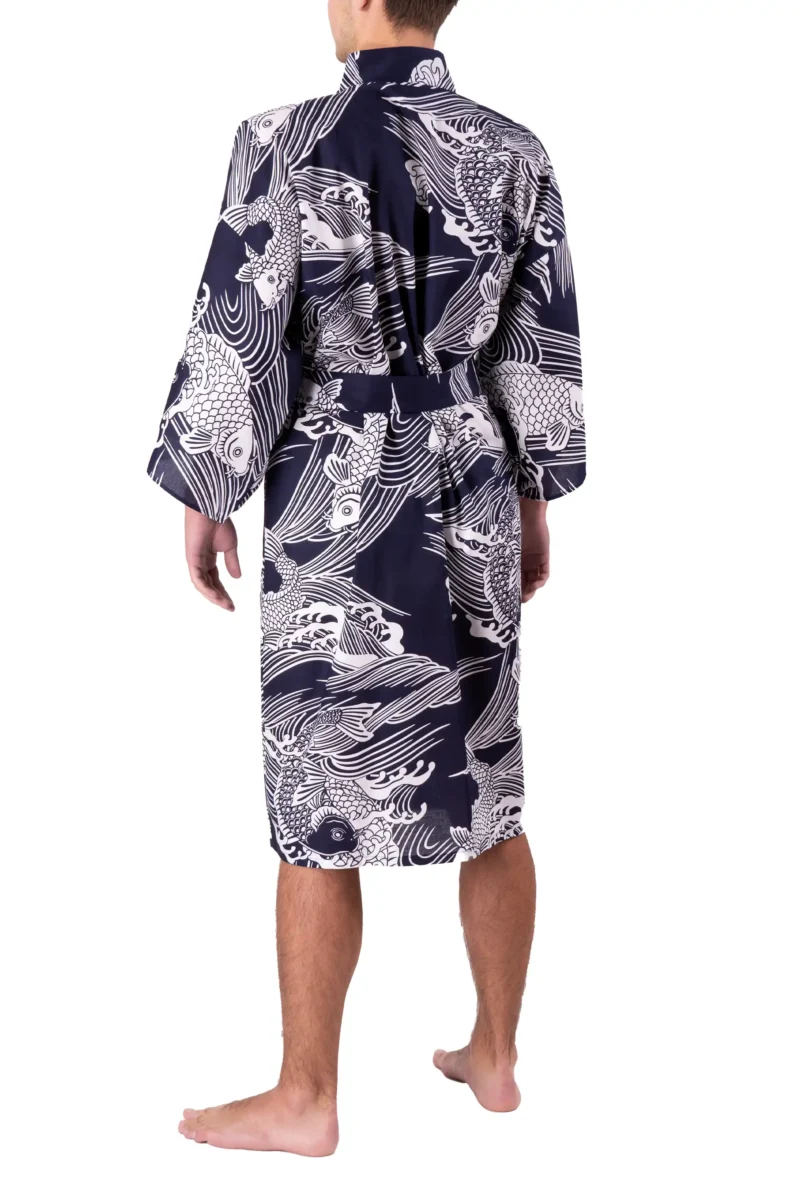 Vue de dos du modèle portant un kimono japonais happi carpe marine