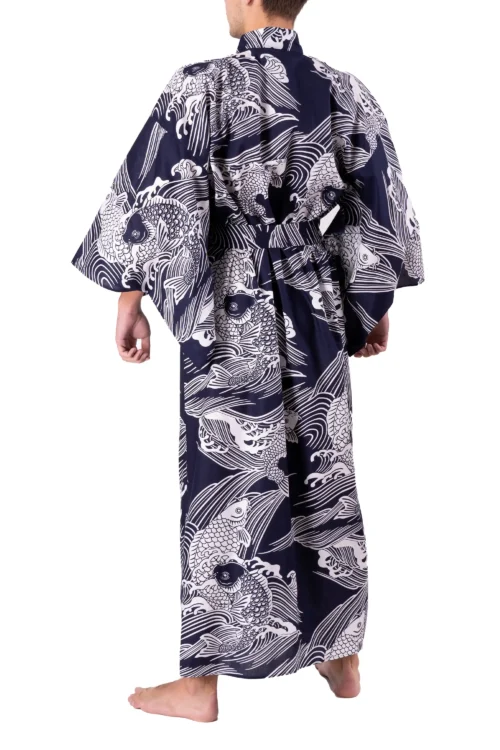 Rückenansicht des Modells, das ein marineblaues Yukata-Kimono-Gewand für Männer trägt