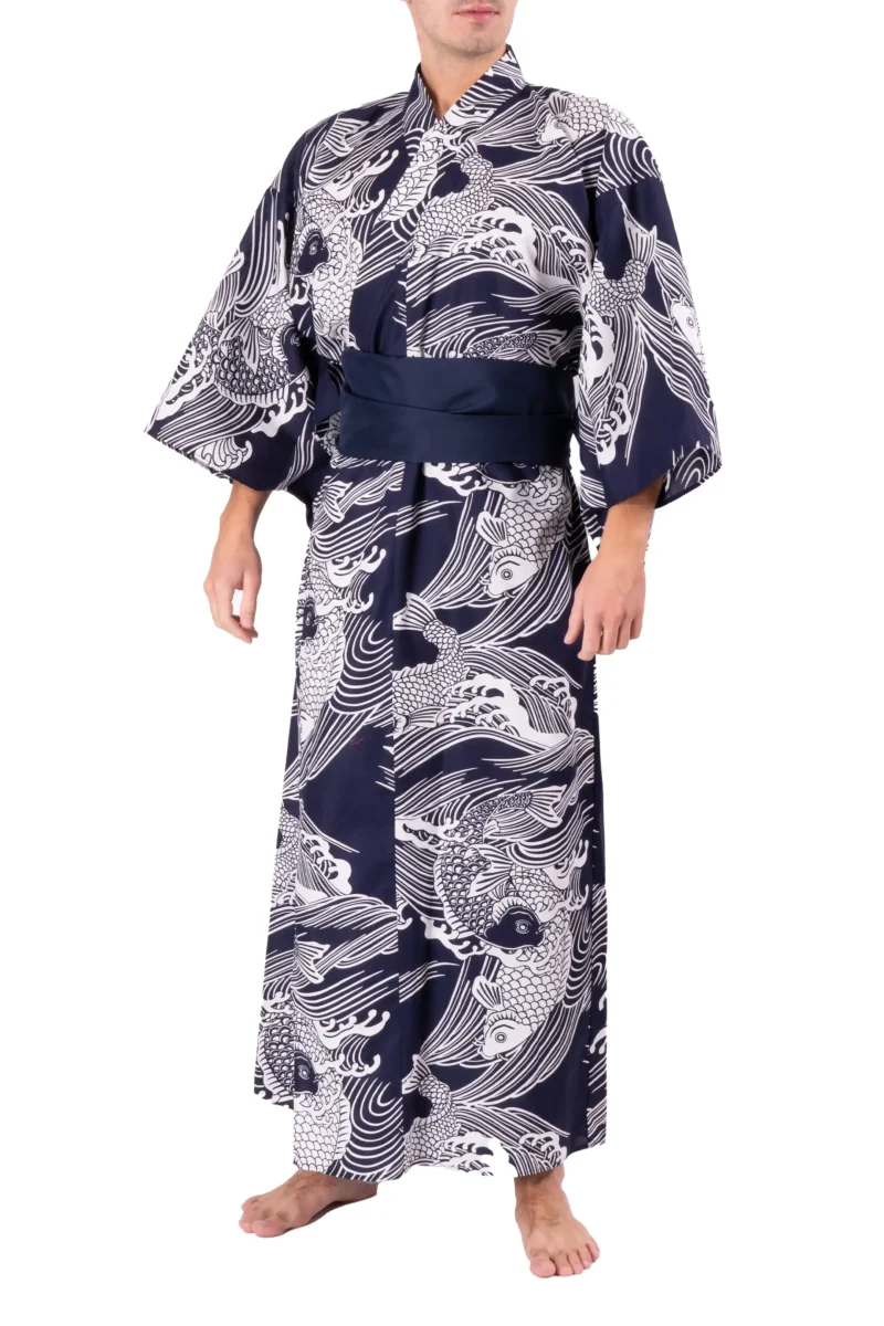 Vorderansicht des Modells, das ein marineblaues Yukata-Kimono-Gewand für Männer mit einem marineblauen Obi-Gürtel trägt