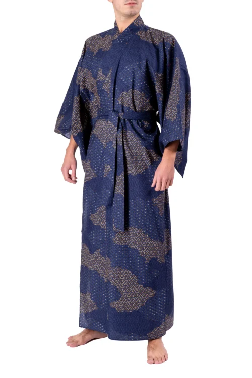 Vorderansicht des Modells, das einen marineblauen Yukata-Kimono-Bademantel für Männer trägt