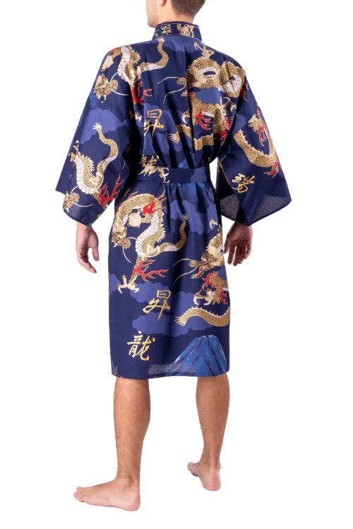 Rückenansicht des Modells, das den Marine-Drachen und den Berg Fuji Happi Kimono trägt