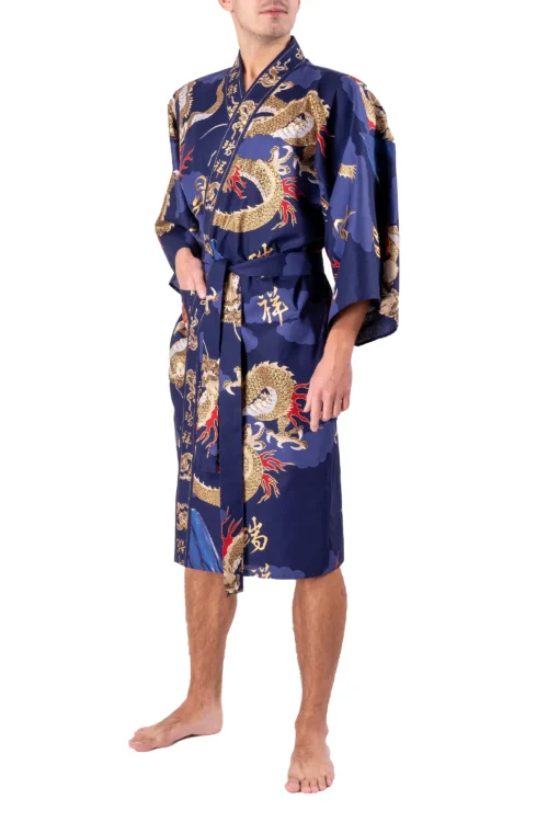 Vorderansicht des Modells, das den Marine-Drachen und den Berg Fuji Happi Kimono trägt