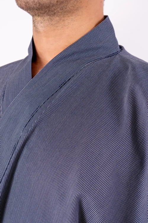 Détail du tissu du revers du kimono happi masculin à fines rayures de couleur marine