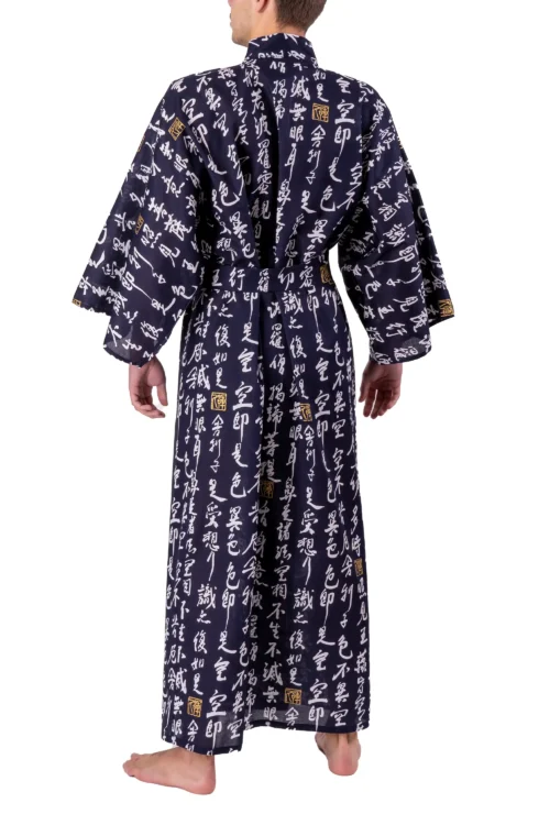 Vue de dos du mannequin portant un kimono yukata pour homme de la marque hannya sutra, de couleur marine