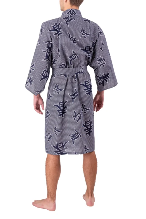 Rückenansicht des Models, das einen weißen und marineblauen Kimono mit Tupfen trägt