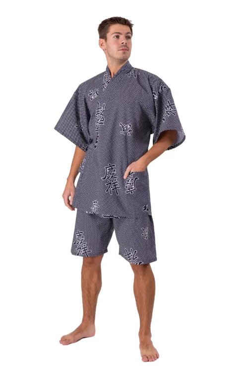 Vorderansicht eines Models in einem fröhlichen japanischen Pyjama in Weiß und Marineblau