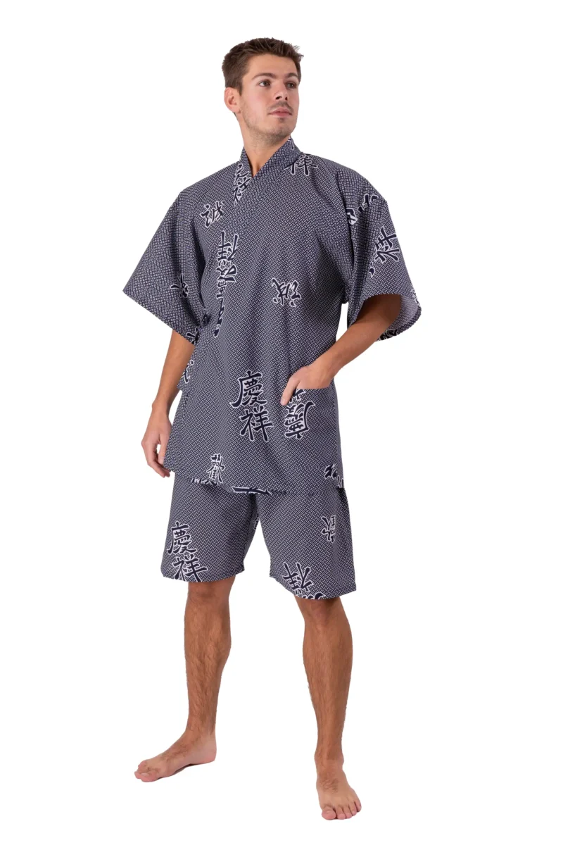 Vue de face d'un mannequin portant un joyeux pyjama japonais blanc et marine