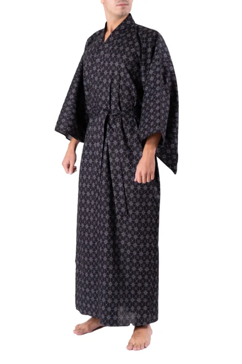 Vorderansicht des Modells, das einen schwarzen Yukata-Kimono mit Muster trägt